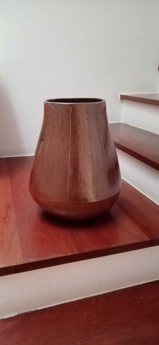 Vaso alto em barro
