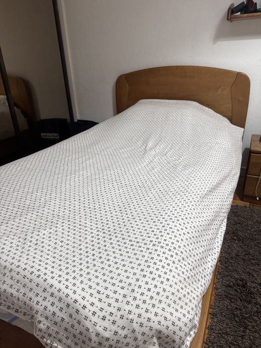 Duas camas de solteiros + 2 moveis