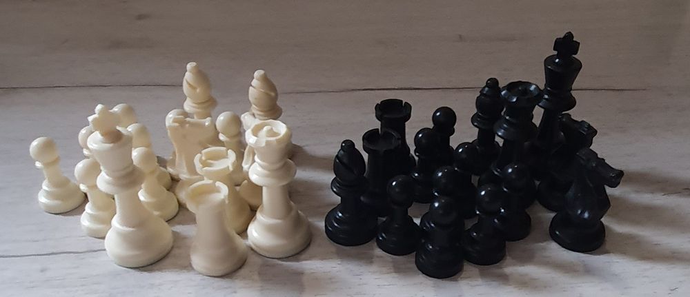 Szachy plastikowe 32 sztuki