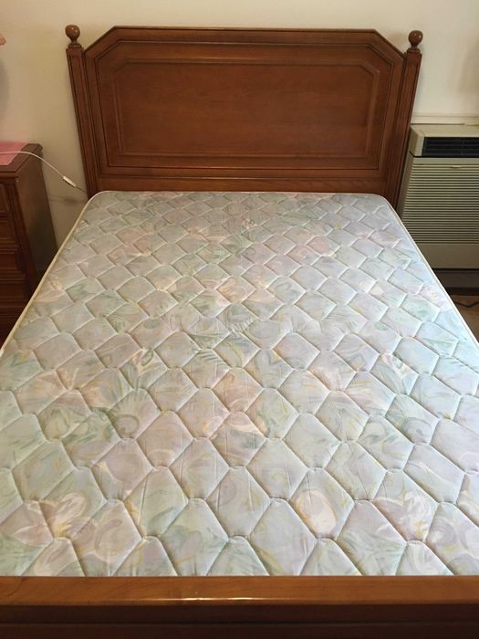 cama solteiro, 1,20X2,00, colchão estrado, 2 mesas de cabeceira