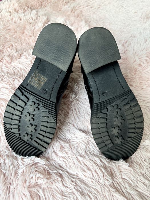 Czarne botki ze zlotymi zdobieniami