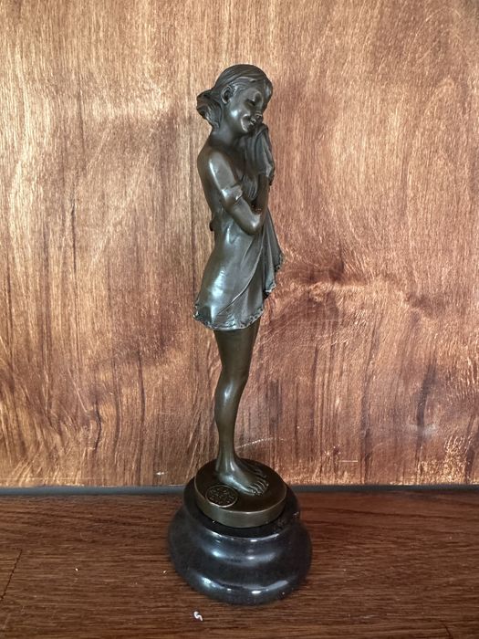 Дівчинка, що плаче … Бронза . D.H.Chiparus Скульптура відомого майстра