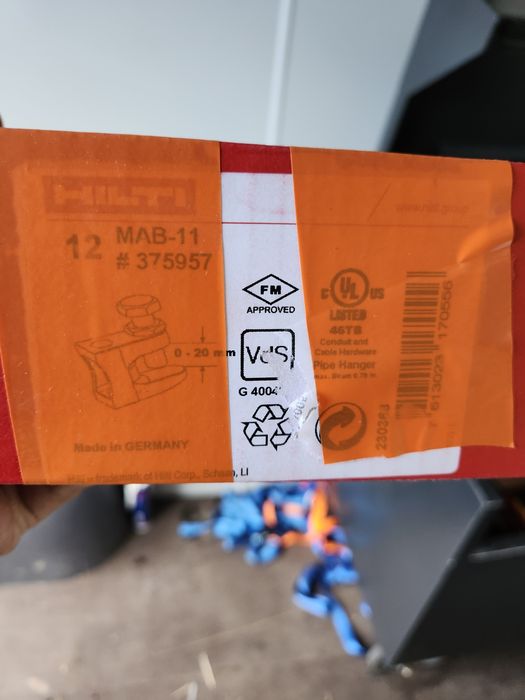 Vários tipos buchas e parafusos