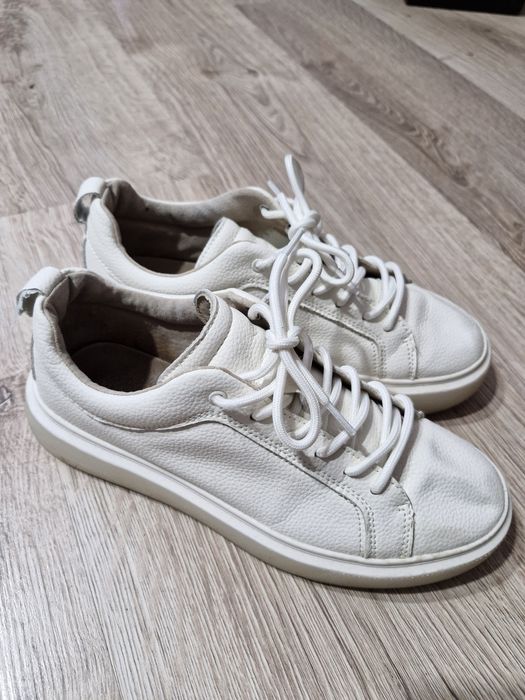 Skórzane biale sneakersy 38