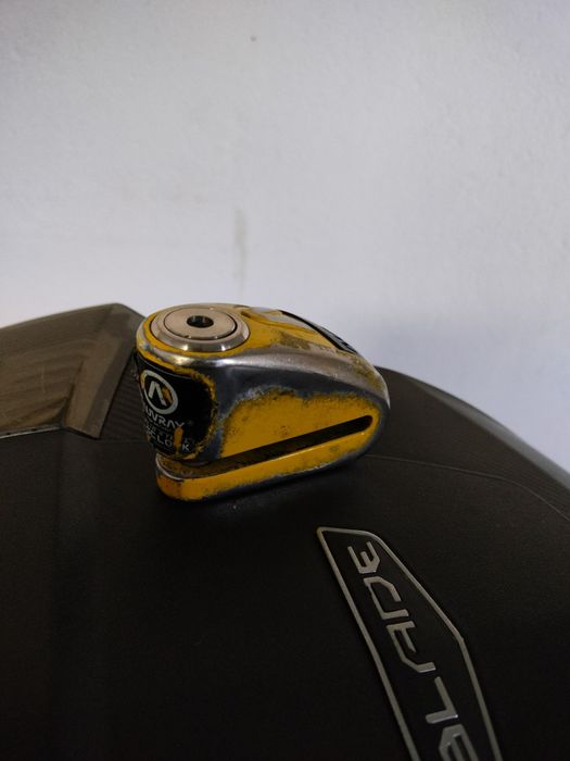 Malaguti Dune 125 + mala Givi Blade com almofada + suporte para telemóvel SP Connect + alarme de disco Auvray