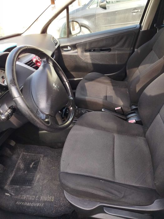 Peugeot 207 Ano 2007, à venda, tudo em bom estado.