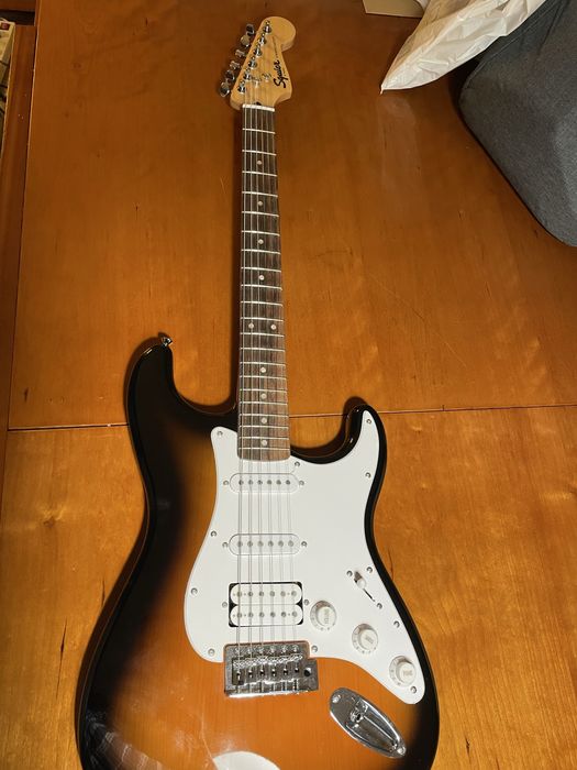 Guitarra Squier, by Fender.