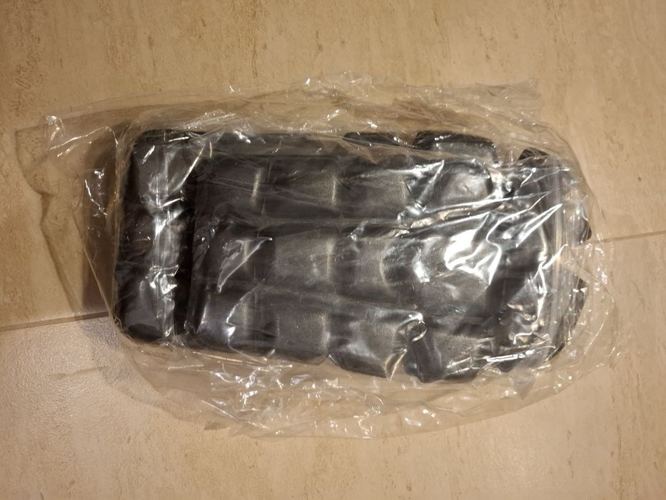 Ochraniacze piankowe na łokcie i kolana.