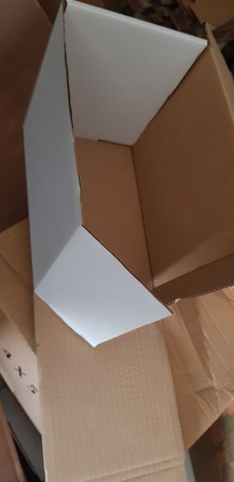 Caixa  de cartão /Novas/23×19×16 côr Branca
