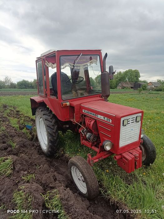Продам трактор т25 з  плугом