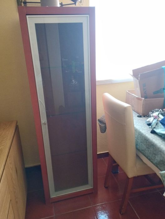 Vitrine com  3 prateleiras de vidro
