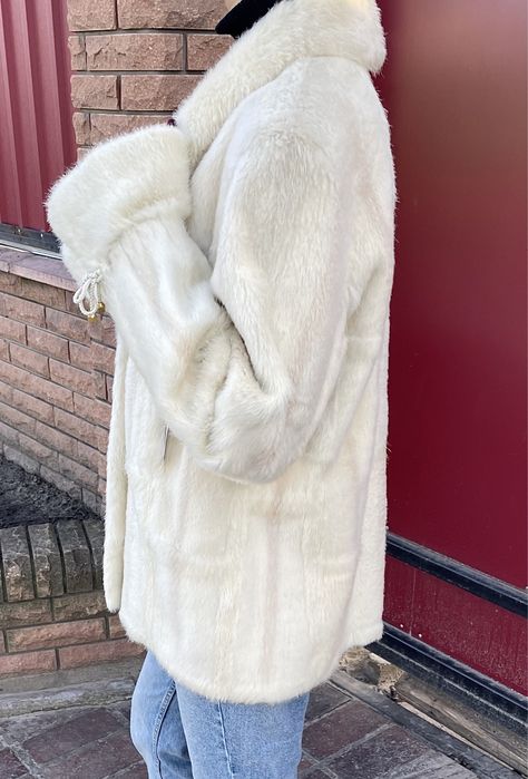 Білий кожушок з хутра нутрії