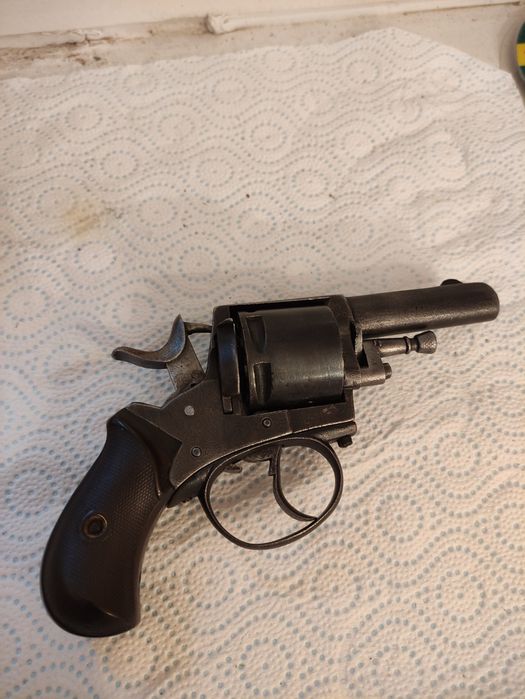 Revólveres, Pinfire Tipo Lefauchaux 1860.
Limpo, coronha de madeira em