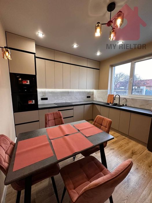 Продаж будинку у новому котеджному містечку!