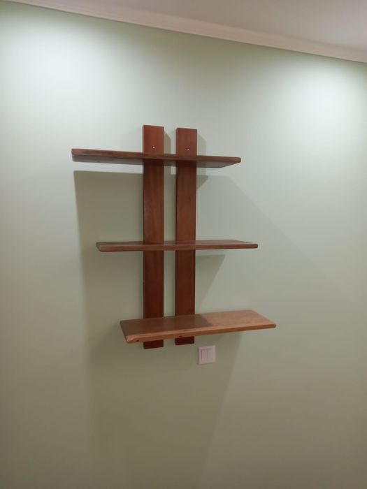 Prateleiras e estantes  em madeira