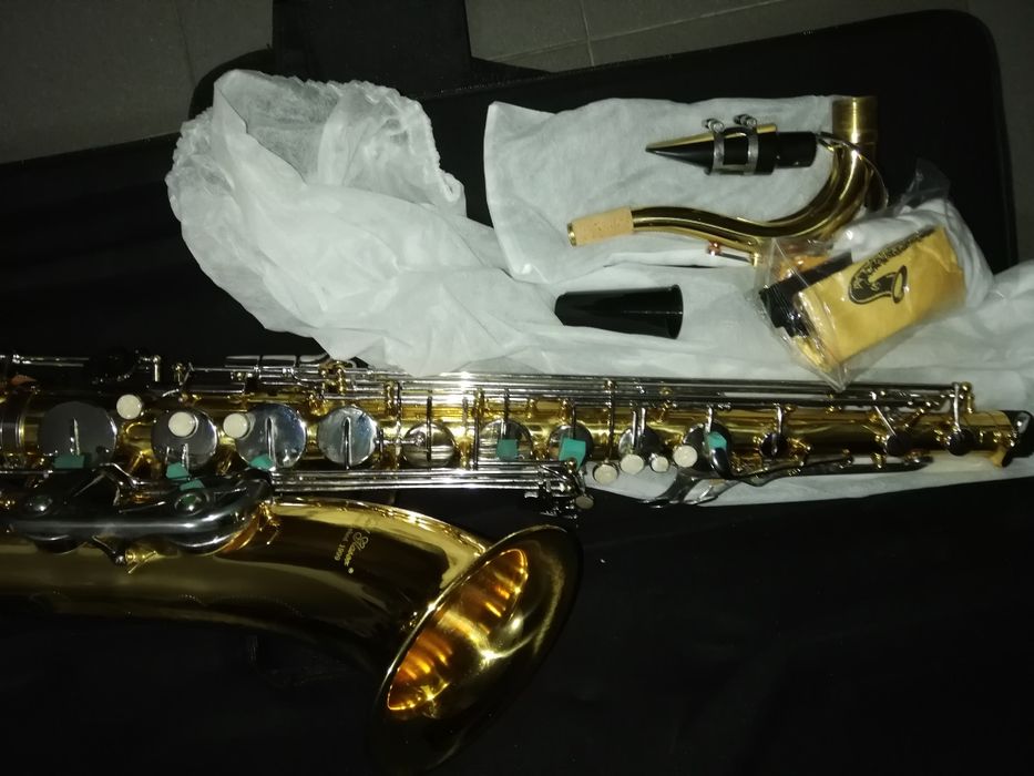 Saxofone tenor novo