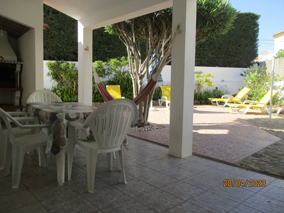 Casa c/barbecue ar condicionado a  250 metros da praia da Galé.