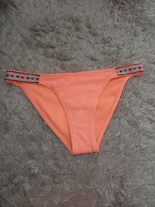 Ciekawy, stabilny i wygodny dół damskiego bikini marki Censored