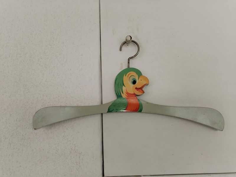 Conjunto de 7 cabides (6 vintage) para roupa de bebé e criança