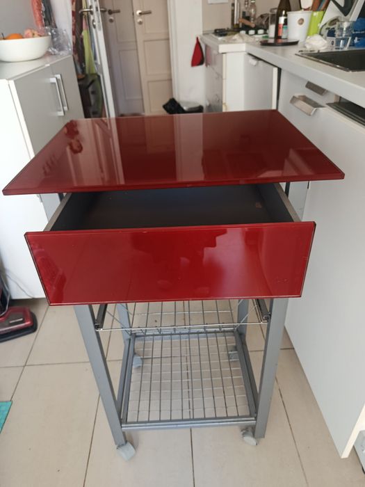 Carrinho vermelho de cozinha.