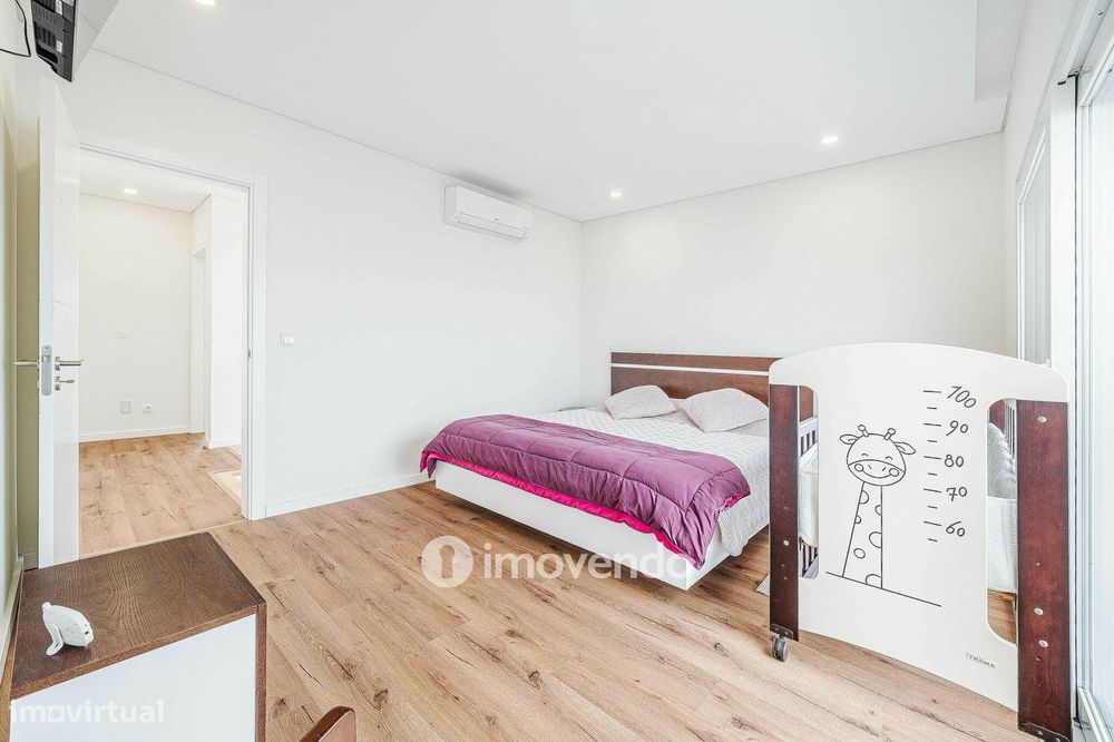 Moradia T3+1 moderna e exclusiva, com garagem e jardim, em Porto Salvo