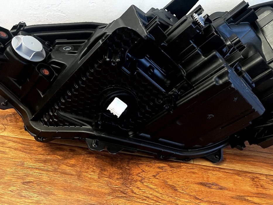 Фара Toyota bz4x права