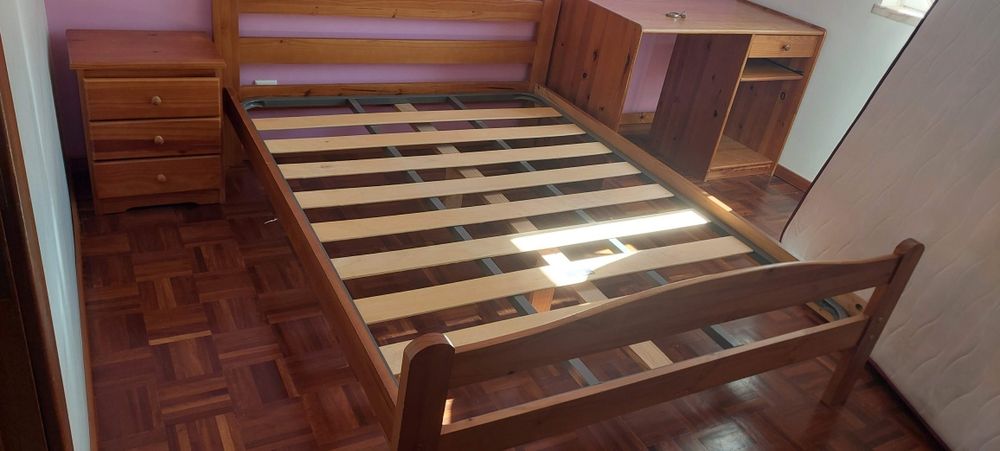 Mobília de quarto em pinho