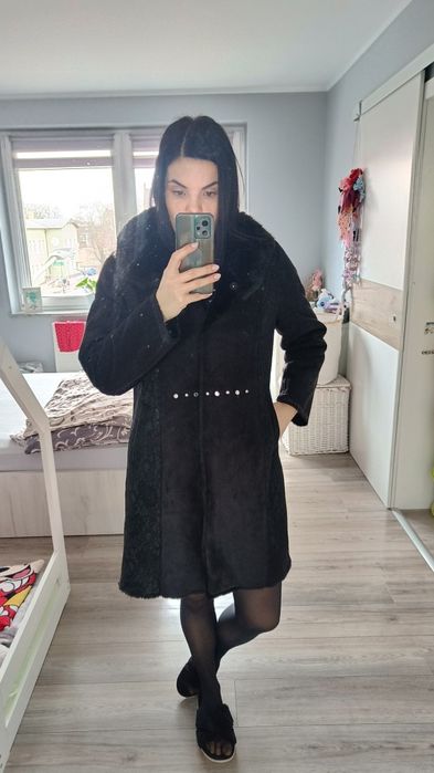 Piękny nietuzinkowy płaszcz z futrem