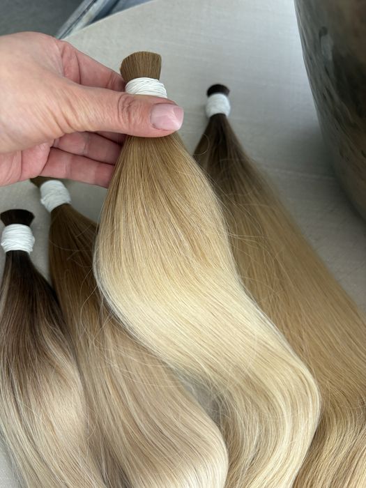 Włosy blond ombre grube końce.