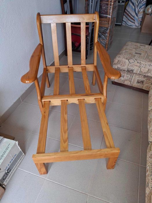 Conjunto de sofás estilo praia, estrutura em madeira com almofadas
