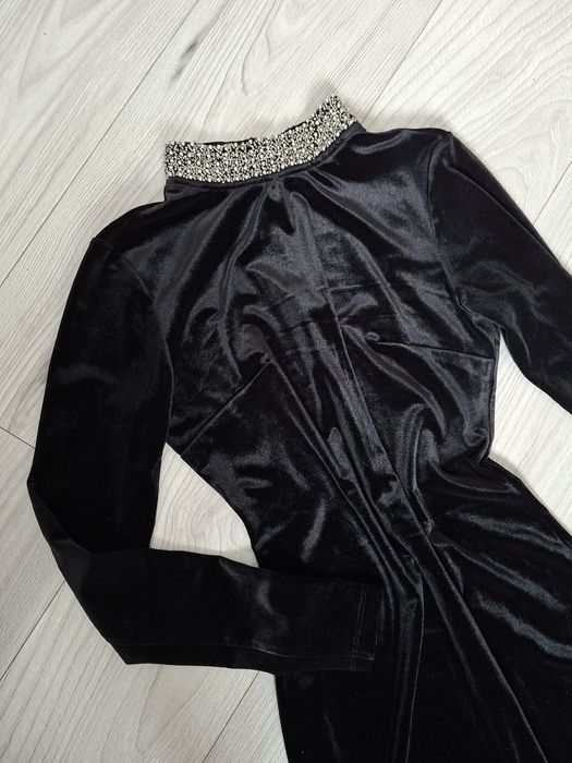 Mała czarna orsay S/M z ozdobną stójką