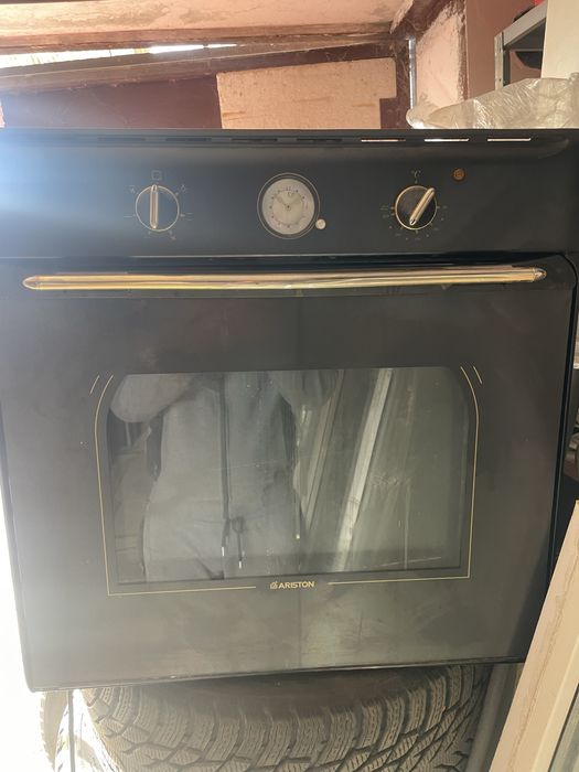 продам духовку Ariston