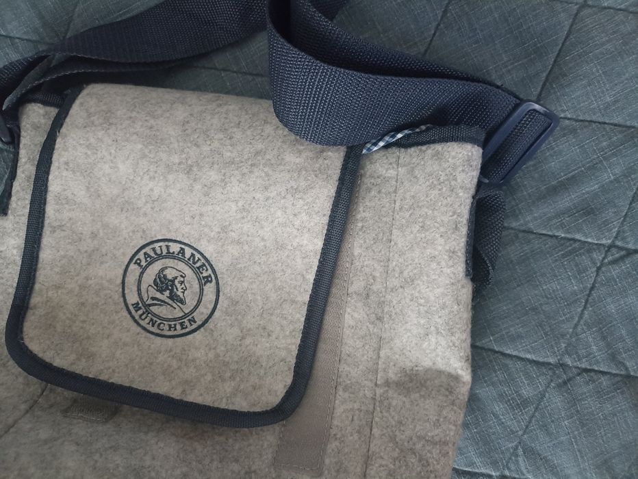 Torba z lekkiego filcu Paulaner München na ramię.