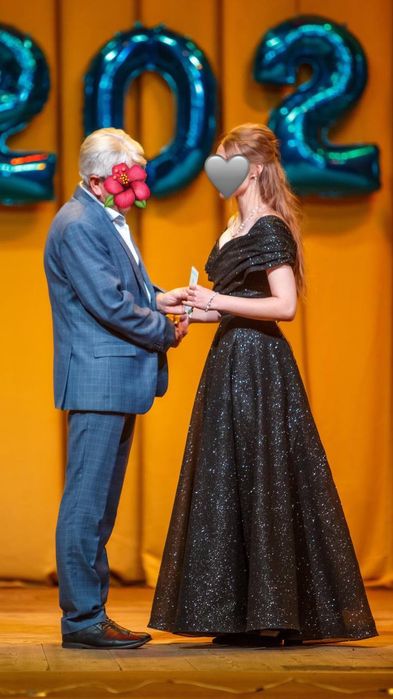 Випускна сукня .