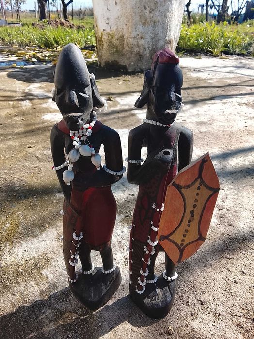 Figuras arte africana em madeira