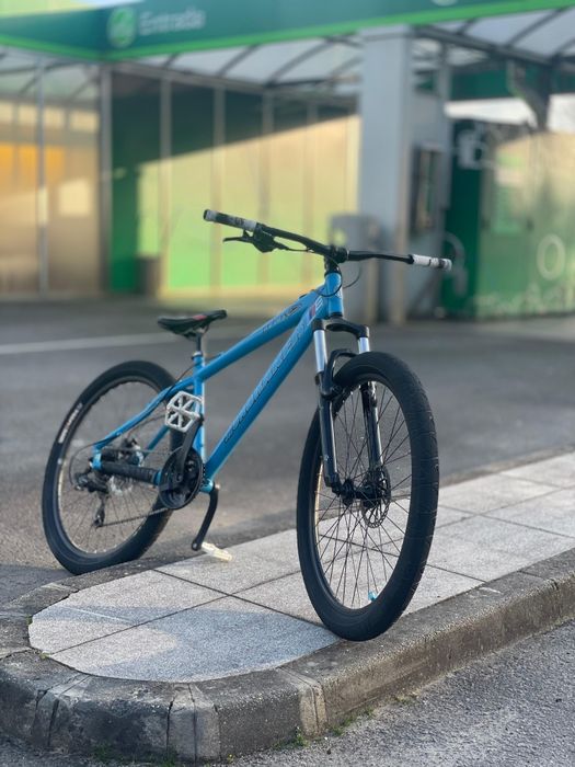 Mondraker Play dirt jump