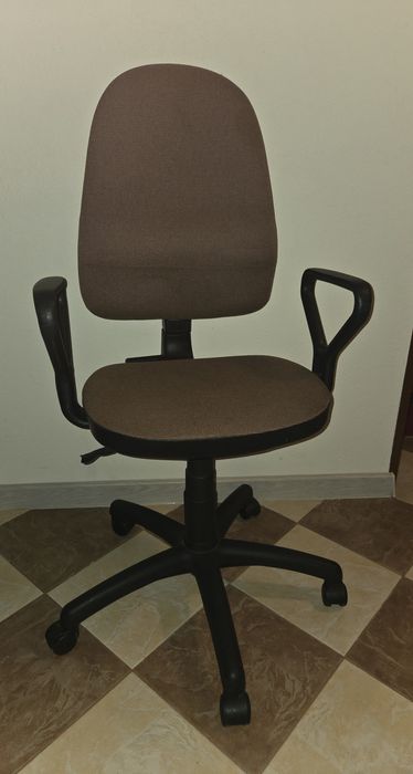 Fotel obrotowy regulowany (OPIS)