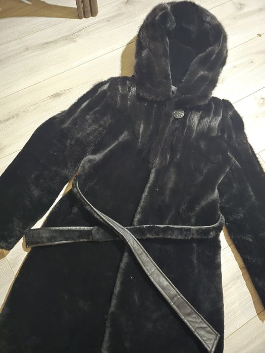 Продаю натуральну шубу,мутон із вставками  песця