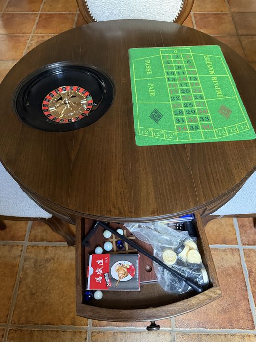 Mesa de jogo com cadeiras