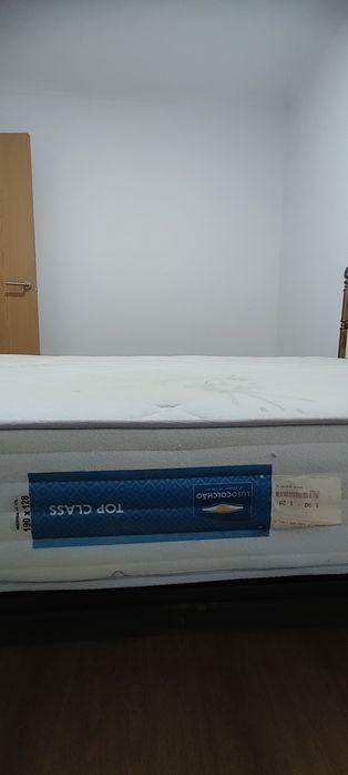 Cama em ferro dourada