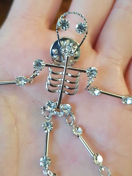 Pregadeira / broche/ alfinete / pin esqueleto articulado prateado