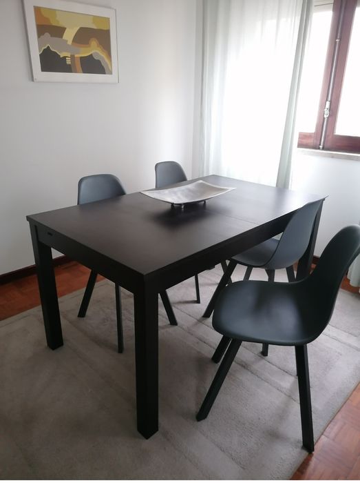 Conjunto de mesa e 4 cadeiras