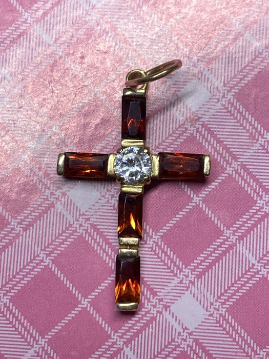 Золотий хрестик з гранатом