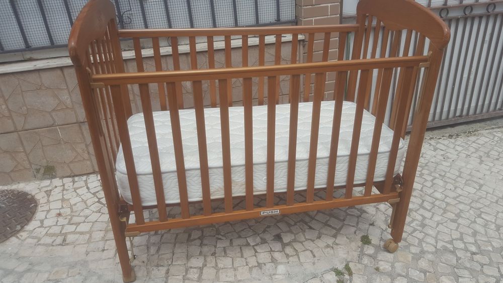 Cama em madeira e colchão para  Bebês