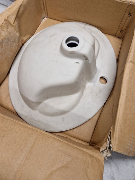 Umywalka ALTERNA podwieszana.