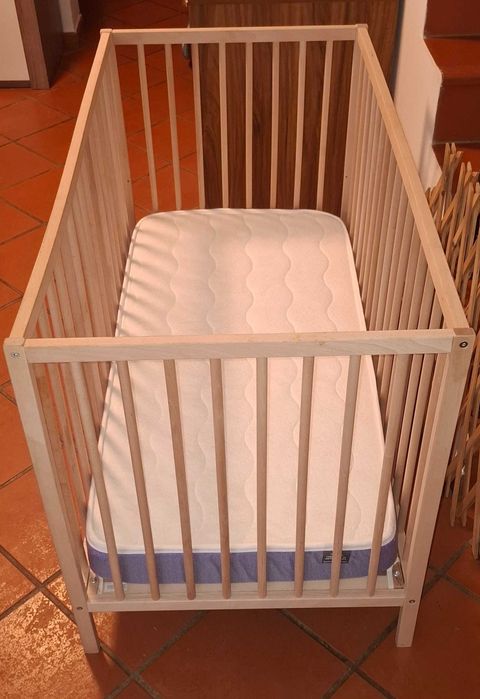 Cama bebé e colchão