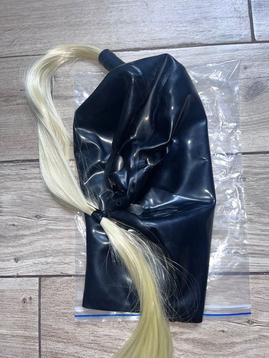 868/ OD RĘKI Foto Teatr Kostium Karnawał Maska M lateks 0,4 blond ogon