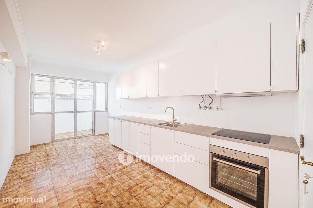 Apartamento T3 com estacionamento, na Quinta do Marquês, em Oeiras