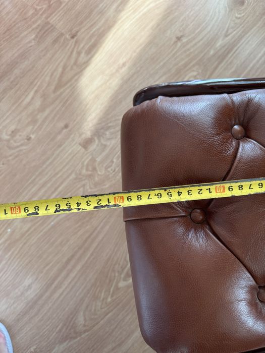 Cadeirão e repousa pés em pele/couro