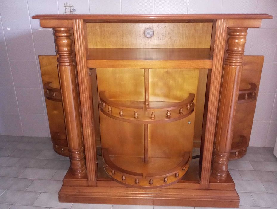 Móvel de TV com Garrafeira